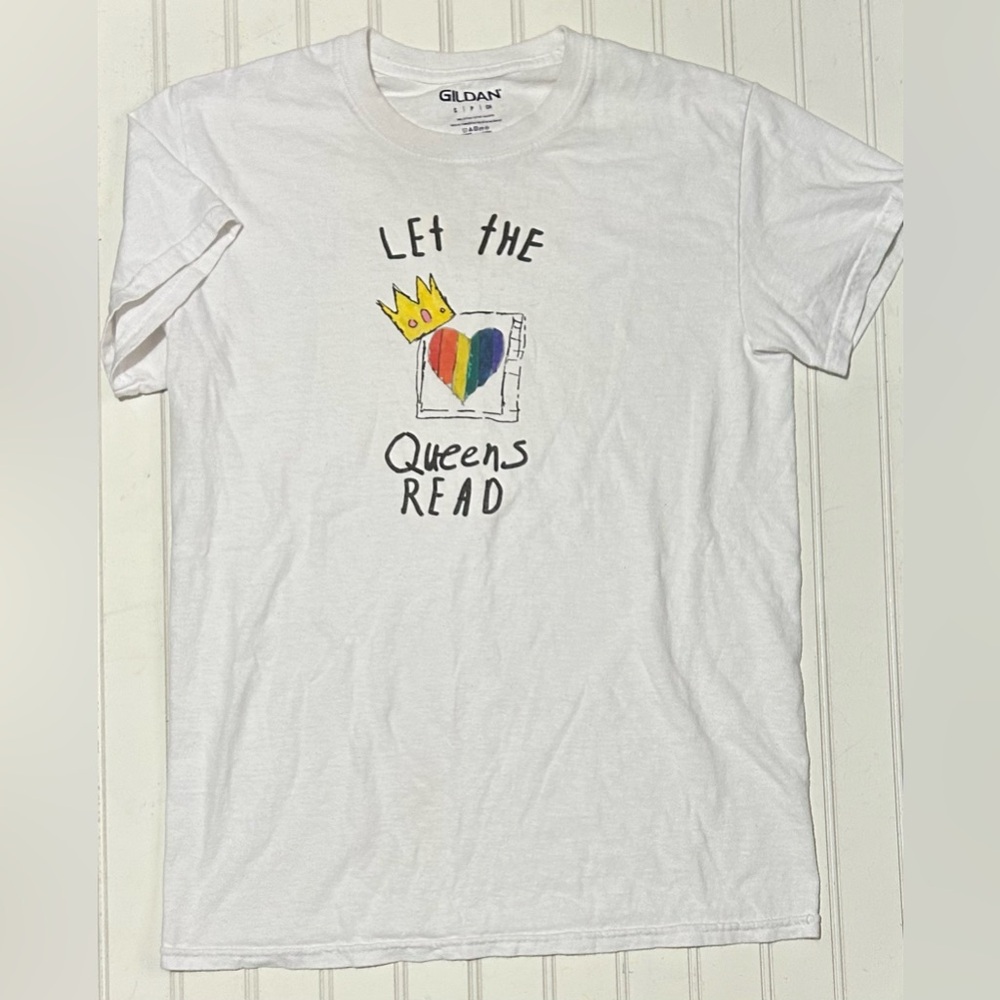 Gildan Women’s T-Shirt S White Let The Queens Read Rainbow Heart Books‎ Casual